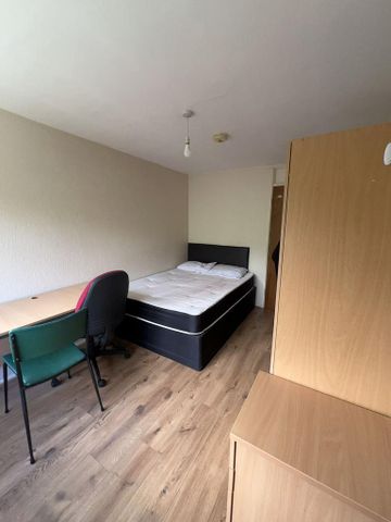 1 bedroom in a house share to rent - Photo 4