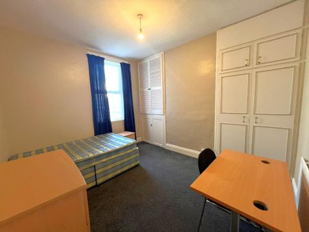 1 bedroom in a house share to rent - Photo 2