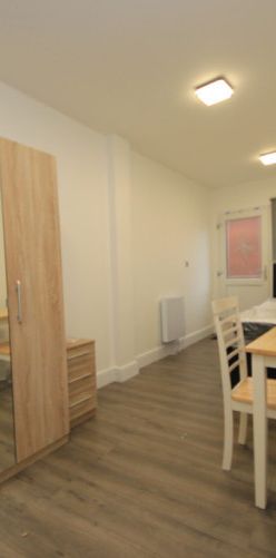 De Havilland Road, Edgware, HA8 - Photo 1