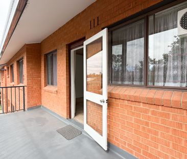 Updated 2- Bedroom Unit - Close to Everything! - Photo 5