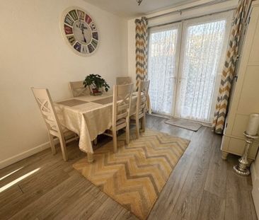 Lyndhurst Close - Photo 3