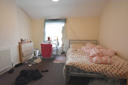 2 Bedroom Mid Terraced House - Photo 4