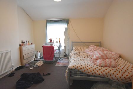 2 Bedroom Mid Terraced House - Photo 2