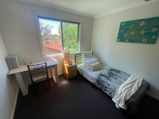 Modern Furnished Room with Private Bathroom, Move in Ready, Ideal for Student - Photo 1