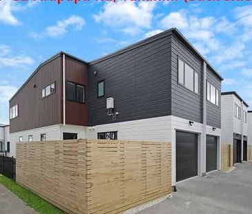 Modern 3 Bedroom + 2.5 Bathroom Townhouse - Photo 5