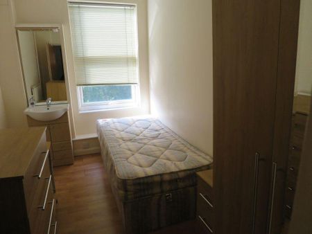 4 bedroom flat to rent - Photo 2