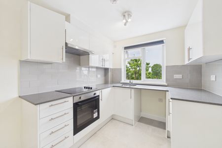 2 bedroom Maisonette in Frimley High Street, Camberley - Photo 4