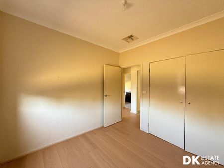 Spacious 4 Bedroom House in Tarneit - Photo 4