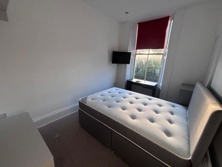 8 bedroom terraced house to rent - Photo 3