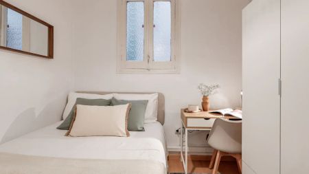 Room in a shared 10-bedroom apartment for rent in la Dreta de l'Eixample perfect for professionals. - Photo 2