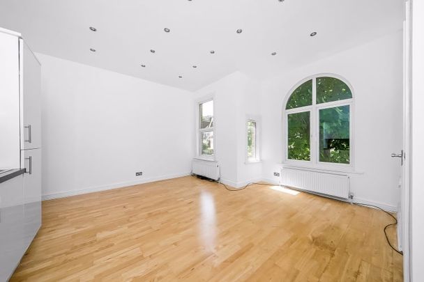 3 Bed Flat, Charlton, SE7 - Photo 1