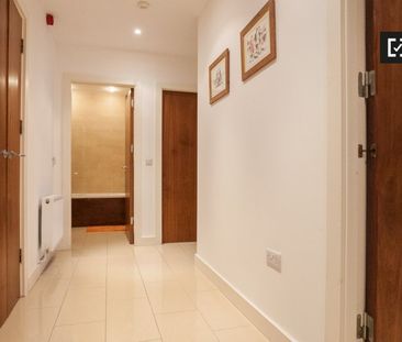 Bright room to rent in modern 2-bedroom flat in Dakley - Photo 2