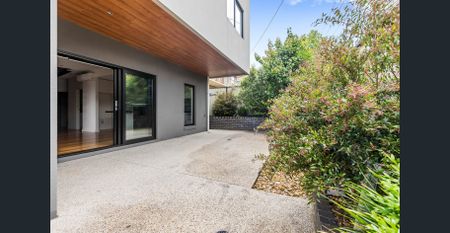 MODERN LUXURY & BAY VIEWS - Photo 3