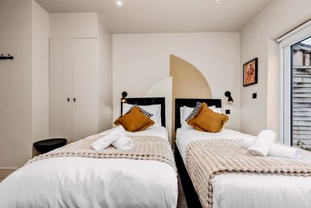 Posh Studio Stay with Functional Kitchenette - Photo 2