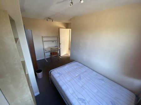 4 bedroom flat to rent - Photo 2