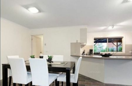 THREE BEDROOM FAMILY HOME - QUIET COURT LOCATION - Photo 2