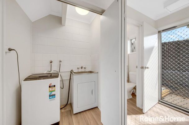 COSY TWO BEDROOM UNIT CENTRAL TO GLADSTONE! - Photo 1