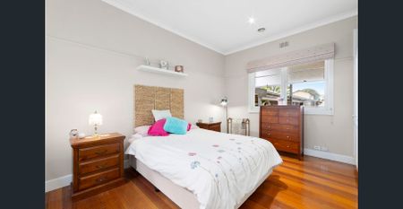 Perfect family home in a leafy street - Photo 2