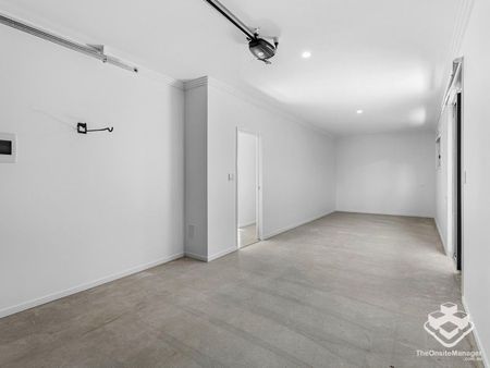 Two Bedroom Modern Townhome, Complex Pool, Ducted A/C - Photo 2