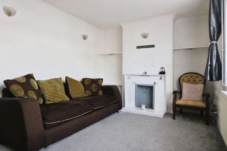 3 bedroom semi-detached house to rent - Photo 3