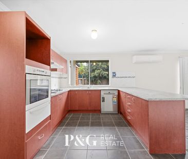 🏡 Spacious Family Living in Prime Location ✨ - Photo 5