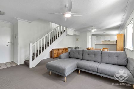 Spacious Fully Furnished Two-Bedroom Loft-Style Unit in the Heart of Toowong - Photo 3
