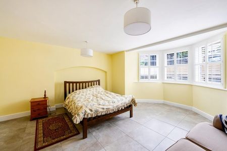 1 Bed Flat - Photo 2