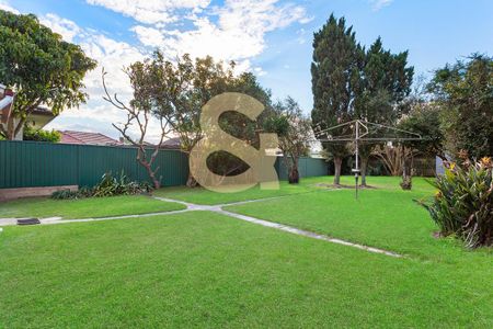 Character Bungalow with Huge Yard, Perfect Maroubra Location - Photo 5