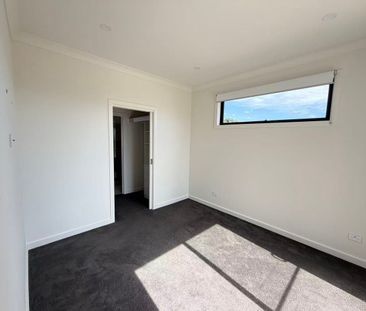 Modern 3-Bedroom Townhouse with Balcony, Ensuite & Double Parking - Photo 2