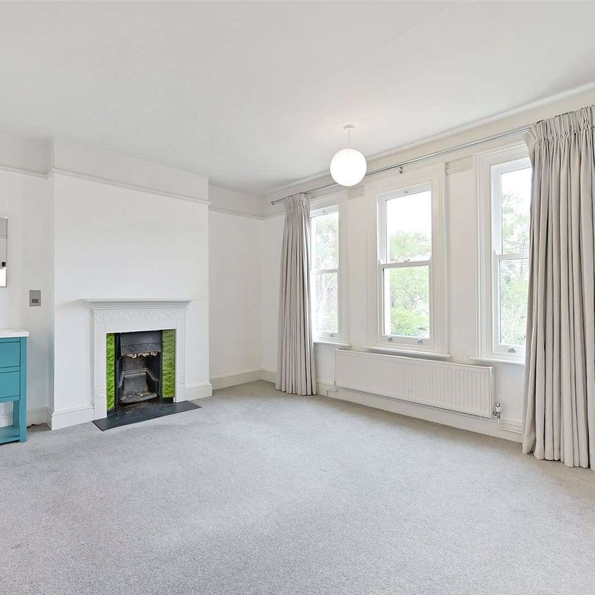 A period family home - Photo 1