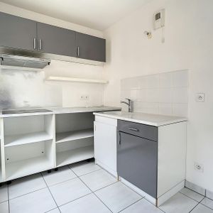Lyon 7ème Idéalement situé grand T2 avec cuisine aménagée et garage - Photo 3