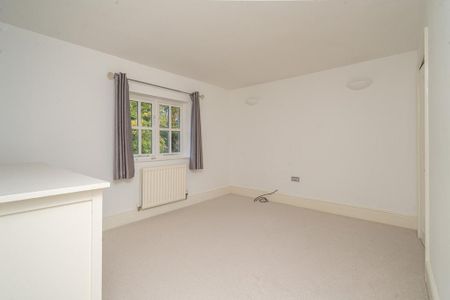 4 bedroom detached house to rent - Photo 2