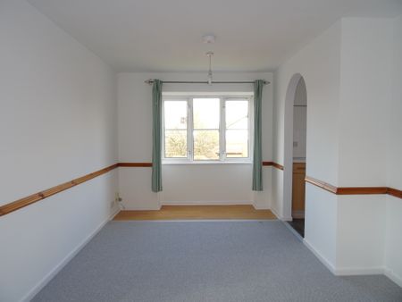 Lovely Two Bedroom Flat for Rent in Grays RM16, Close to Lakeside and Grays Town centre - Photo 3