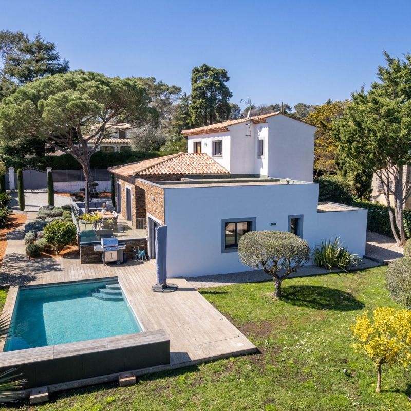 Villa rénovée avec piscine dans domaine fermé - Photo 1