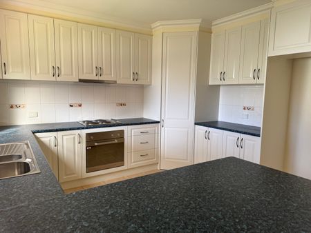 Neat 3 Bedroom Home in Quiet Court Location - Photo 2