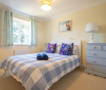 3-Bedroom Terraced House with Allocated Parking - Photo 6