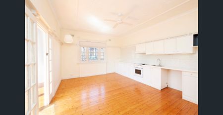 Charming light filled apartment in great location - Photo 4