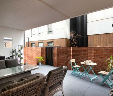 High End in the Heart of Griffith! - Photo 3