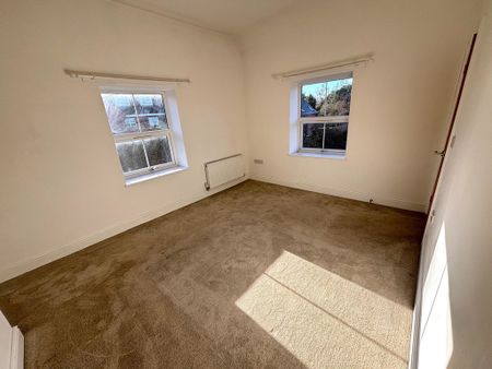 3 bedroom end of terrace to let - Photo 4