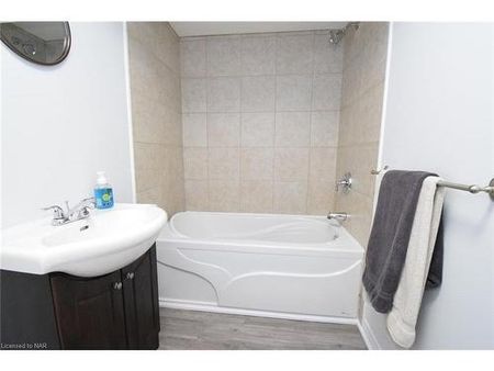 38 Chalmers St, St. Catharines - 1 Bedroom Lower Unit - Photo 5