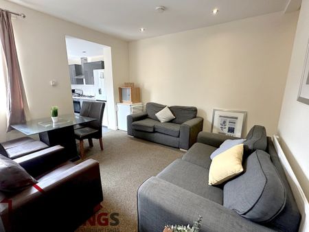 5 Bedroom Mid Terraced House - Photo 3
