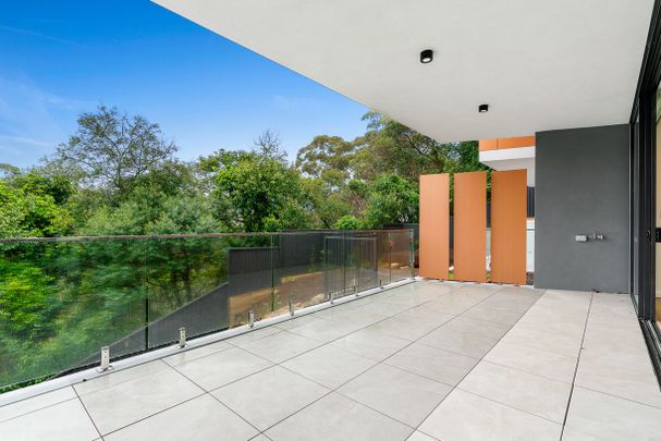 Luxury Three Bedroom Apartment With Parking! - Photo 1