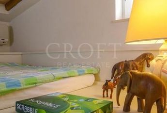 Center-Popolo: Spectacular Villino located in the center of Rome, in an exclusive private, secure park setting. Spacious living room, 4 bedrooms, 4 Baths, large panoramic terrace and gardens, parking. Ref #1910