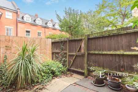 4 bedroom town house to rent Ravensworth Gardens, CB1 - Photo 3