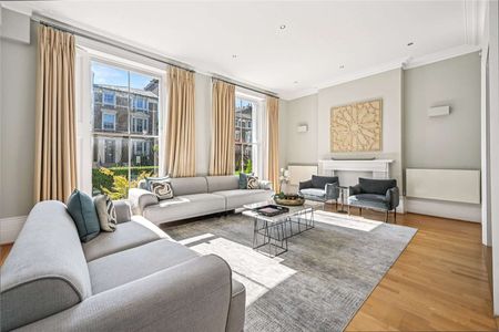 Beautiful semi-detached period family house with lawned garden - Photo 4