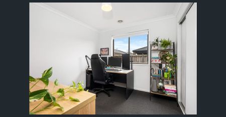 Stylish Living, Perfectly Positioned - Photo 5