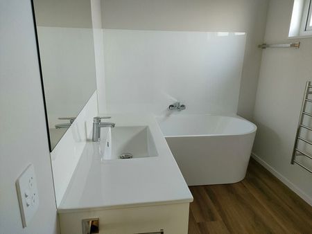 Executive 3year old family home near city - Photo 4