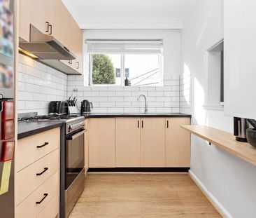 Stunning Ground Floor Apartment with Open Courtyard - Photo 3