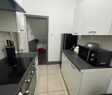 Room in a Shared House, Harehills Lane, LS8 - Photo 2