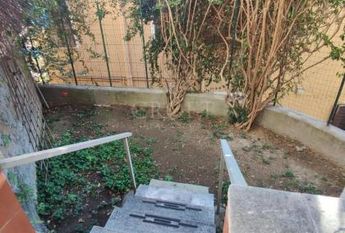 Monteverde Vecchio-Terrace: Furnished 2 Bedroom, 2 Bath, spacious kitchen, living, large private terrace and garden. Bright, silent, near shops, services and transport, located on a quite street in a well kept building. Possible parking. Ref 2375